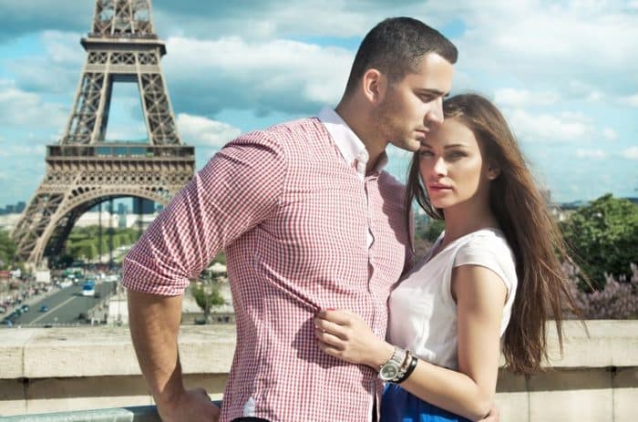 Femme regardant un homme avec intérêt