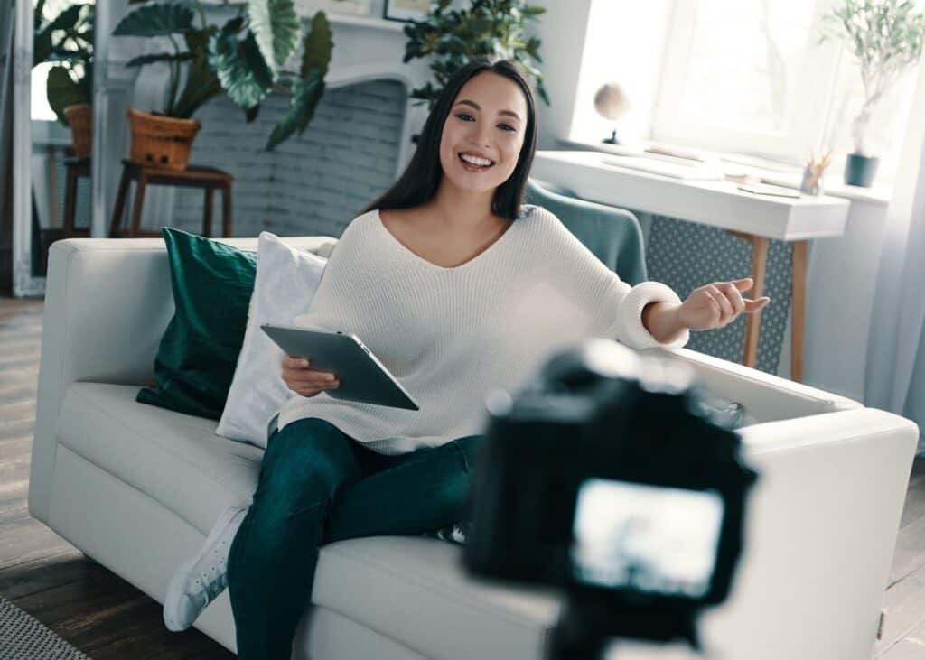 femme brune influenceur  et égérie de mad2moiet égérie