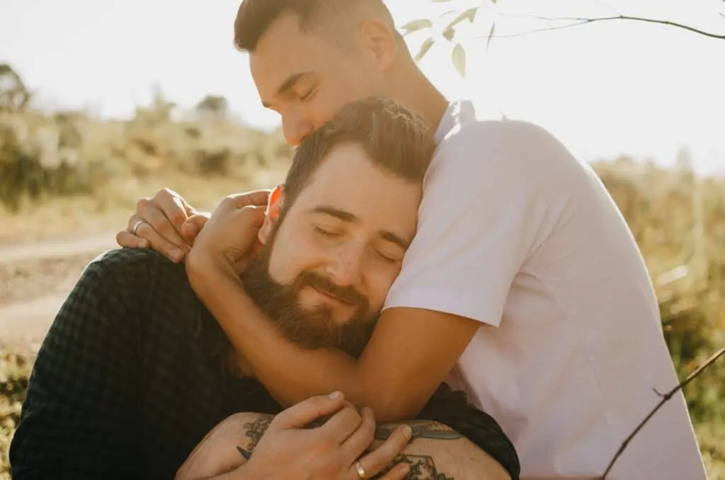 coppia gay innamorata che si abbraccia