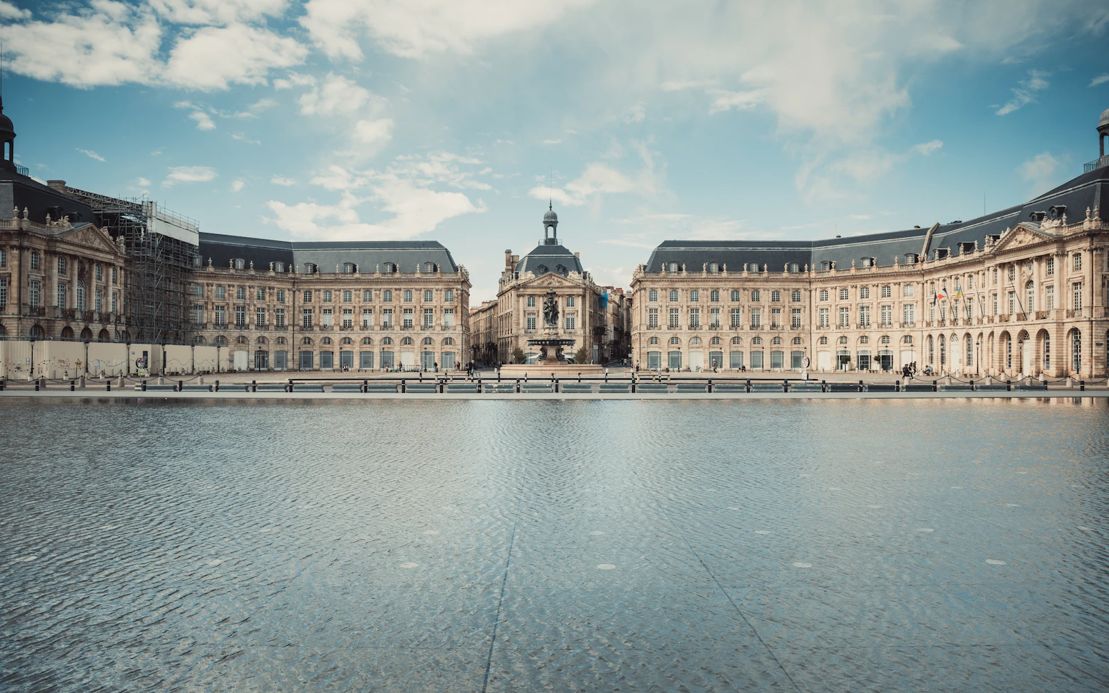 Place de la Bourse de Bordeaux et son miroir d'eau au crépuscule
