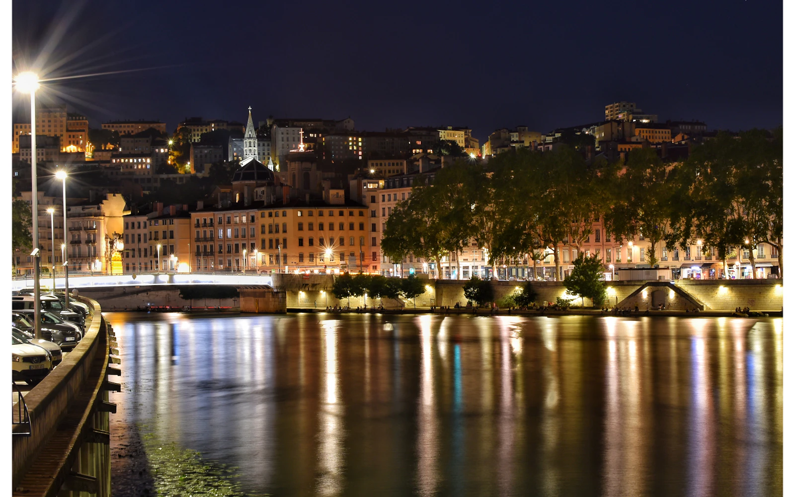 Vue de Lyon de nuit avec le Rhône et les lumières de la ville