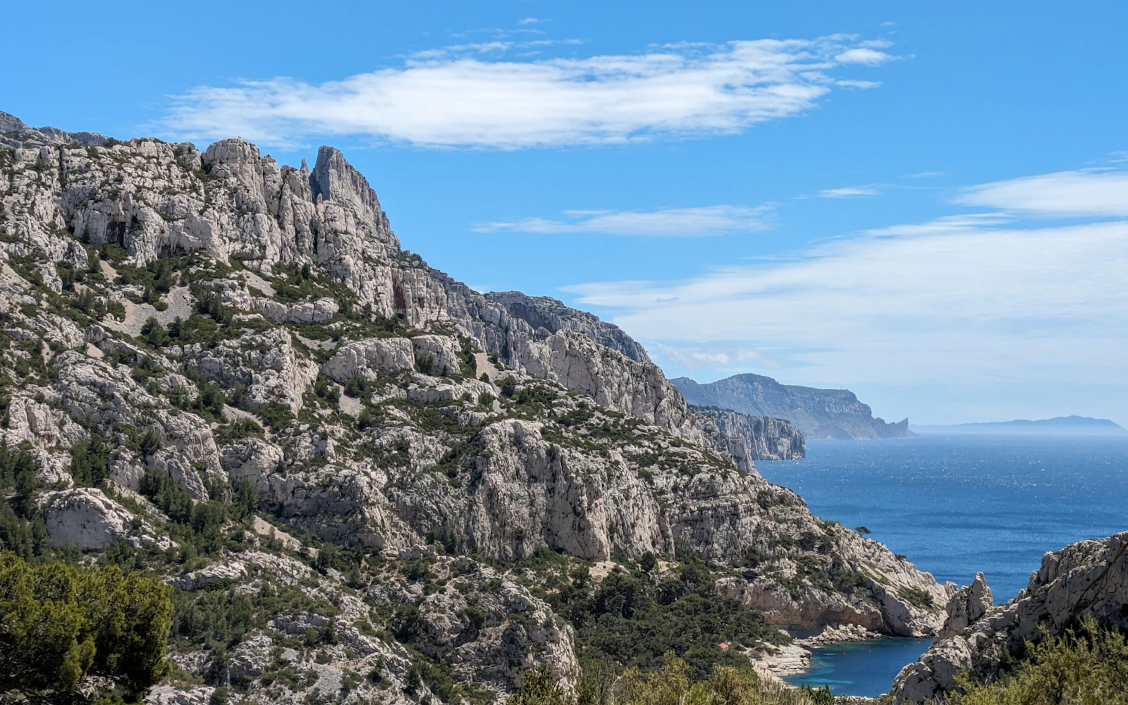 Calanques de Marseille — montagne plongeant dans la mer turquoise