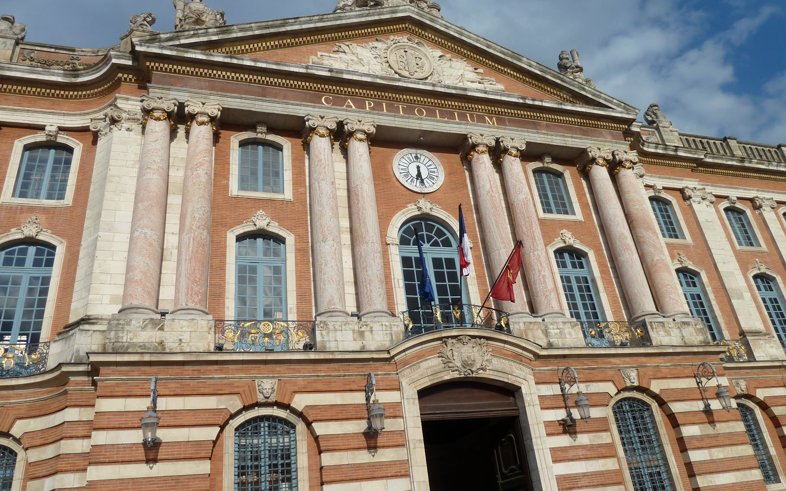 Façade ornée toulousaine en briques roses et colonnes classiques